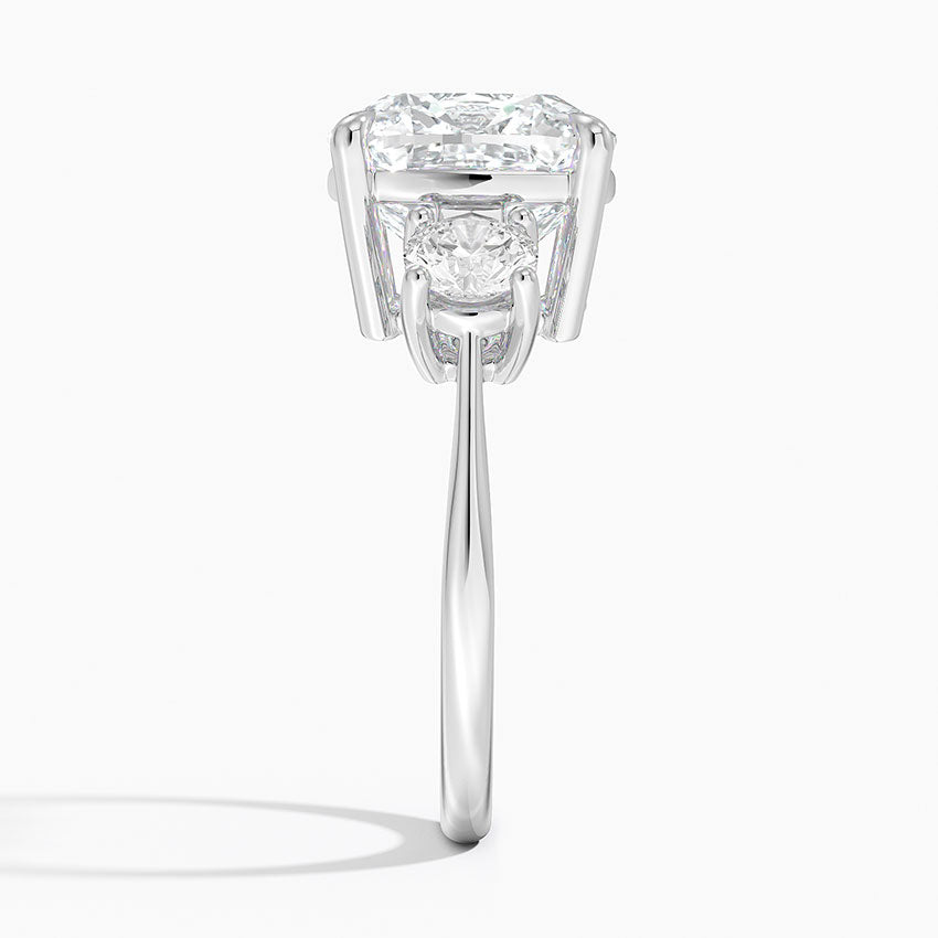 خاتم وسادة وثلاثة ألماسات مستديرة