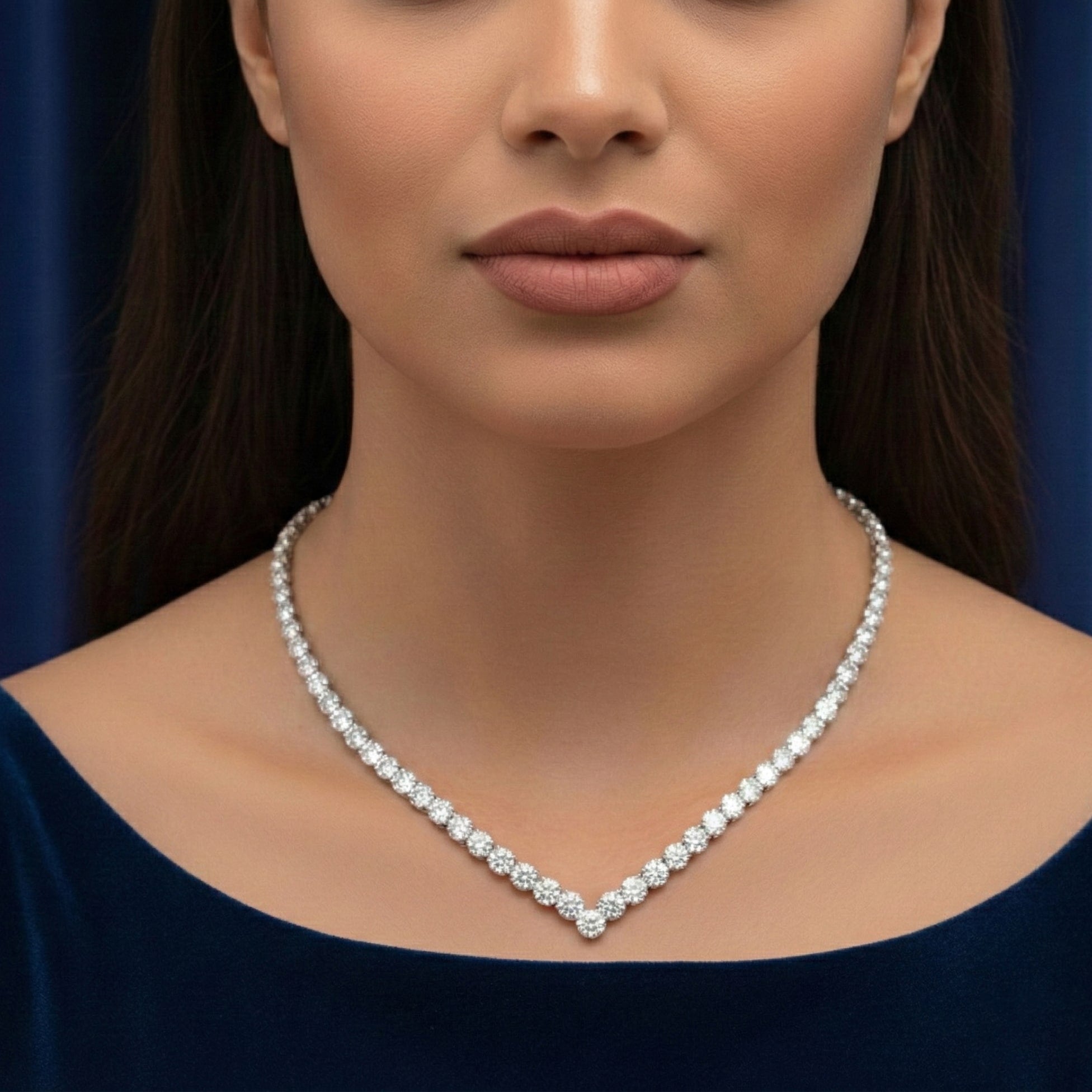 قلادة مويسانيتي على شكل V من الذهب الأبيض - لون D - VVS1