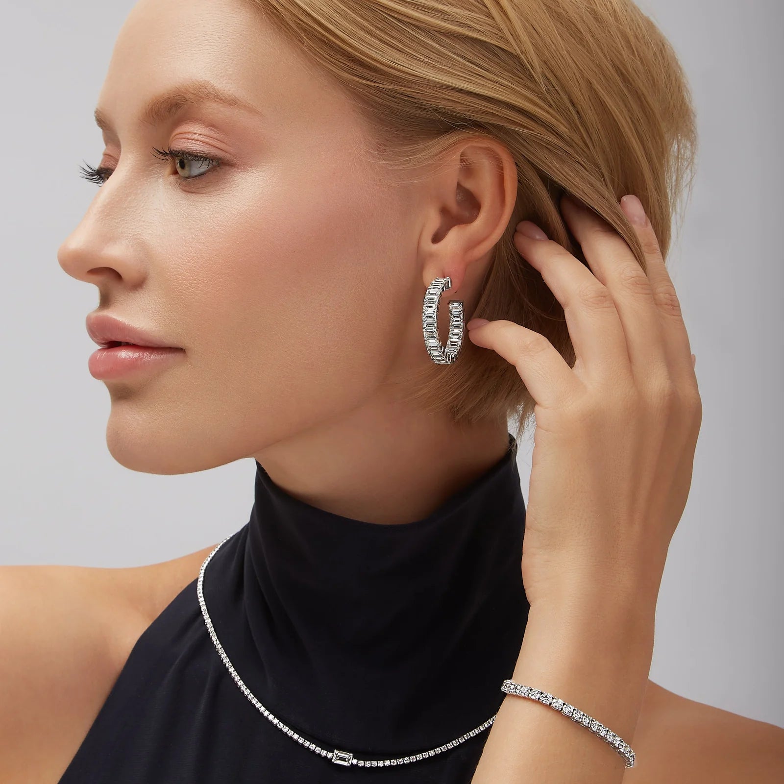 أقراط دائرية مقطوعة على شكل زمرد