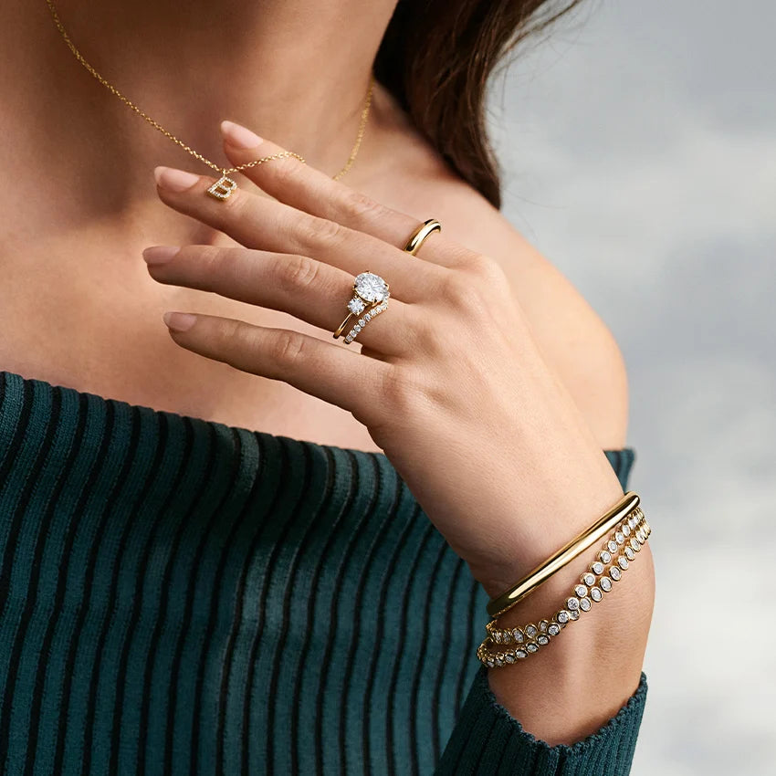 خاتم وسادة وثلاثة ألماسات مستديرة