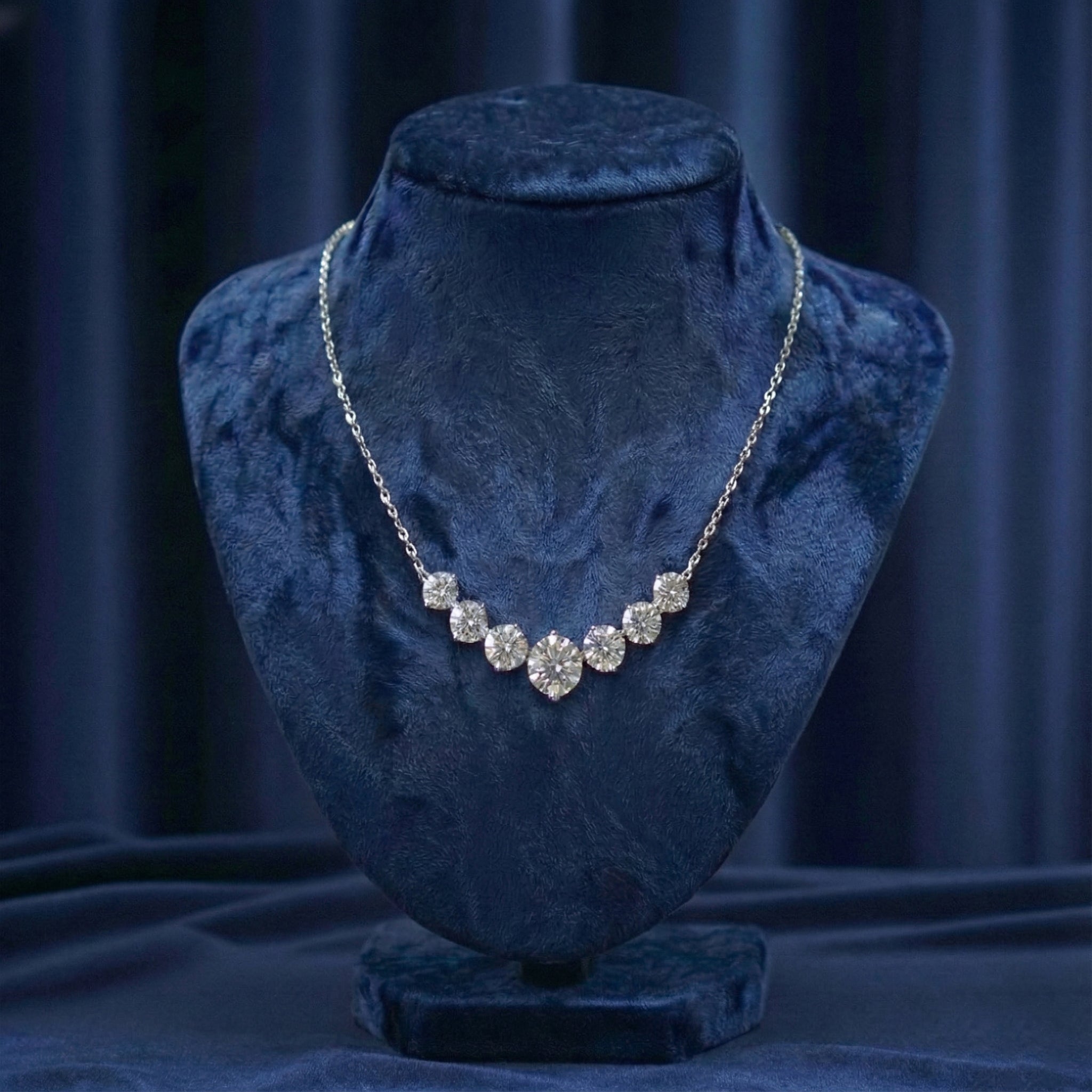 قلادة ميرا مويسانيتي على شكل حرف U - ذهب أبيض - لون D - VVS1