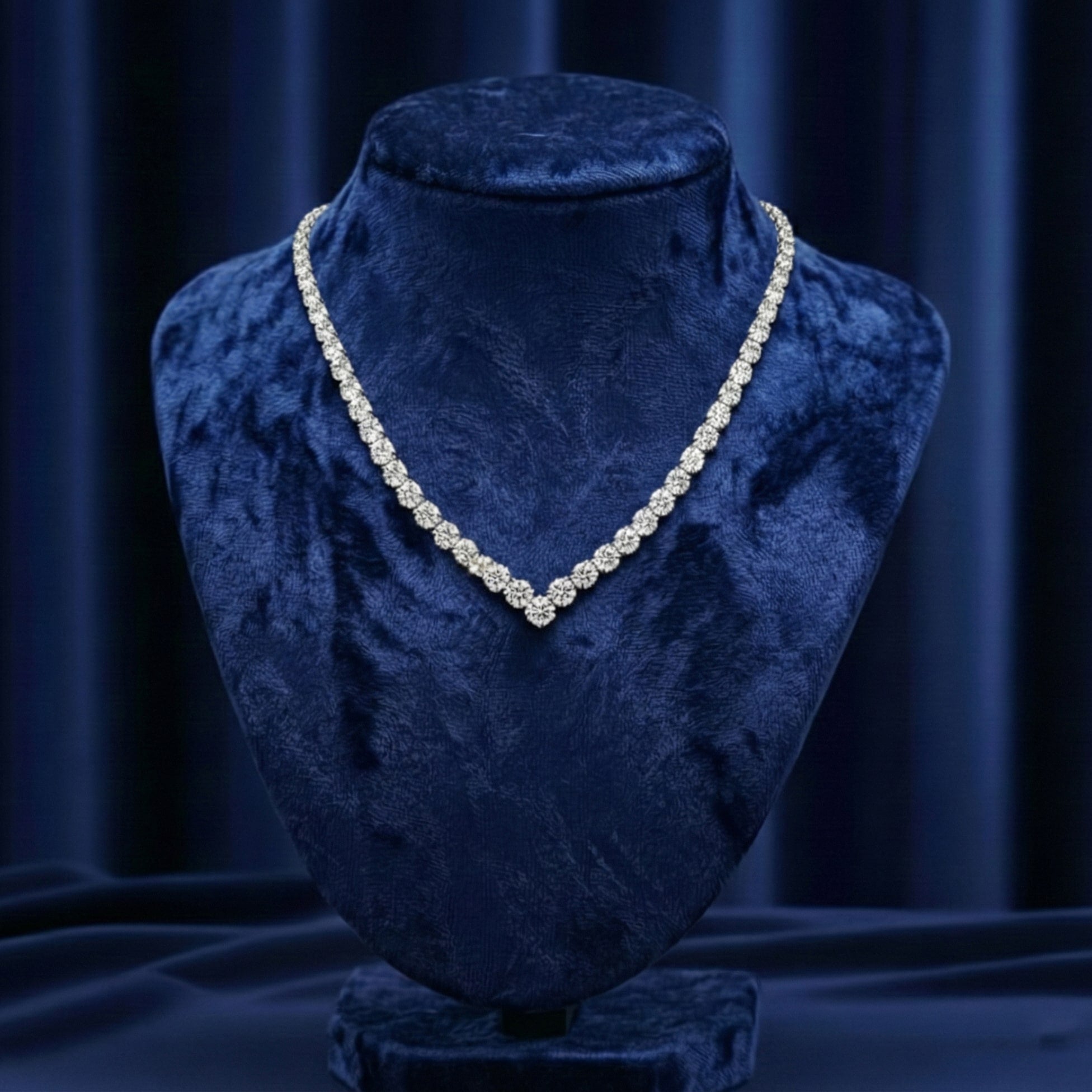 قلادة مويسانيتي على شكل V من الذهب الأبيض - لون D - VVS1