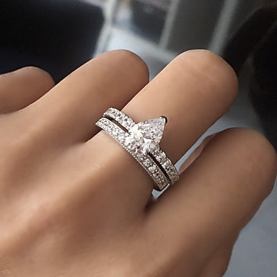 PEAR-SHAPE ENGAGEMENT RING