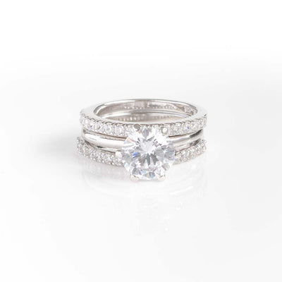 CLASSIC SOLITAIRE WITH TWO BRILLIANT CUT ROUND BANDS